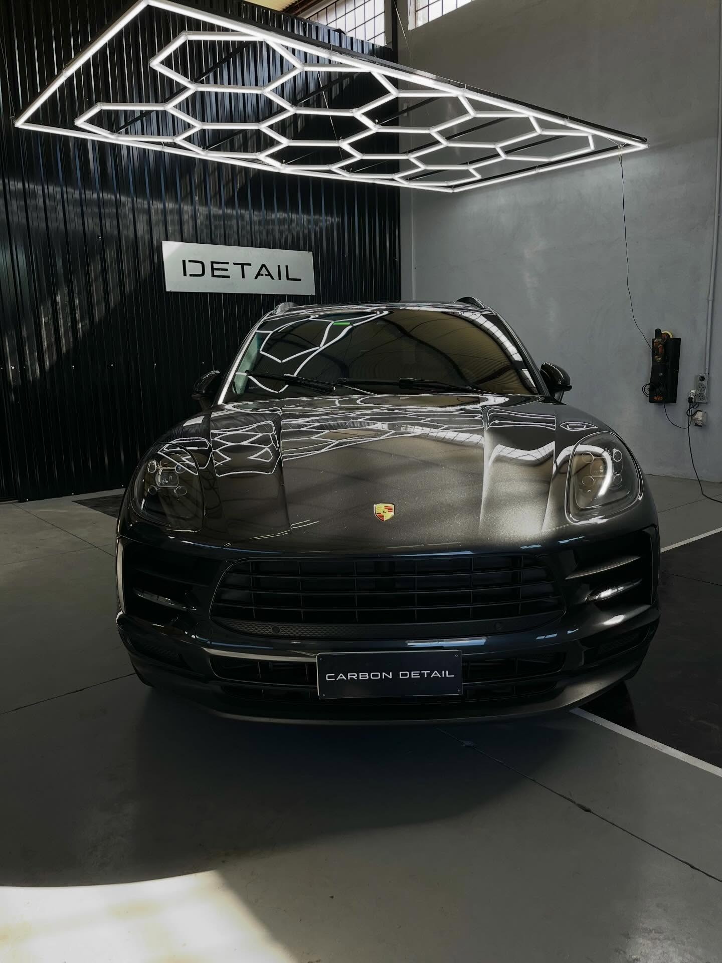 Profissional aplicando revestimento cerâmico na Carbon Detail